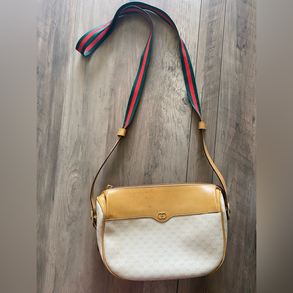 GUCCI Vintage 
Beige and Tan Crossbody Bag 
with sherry line Strap